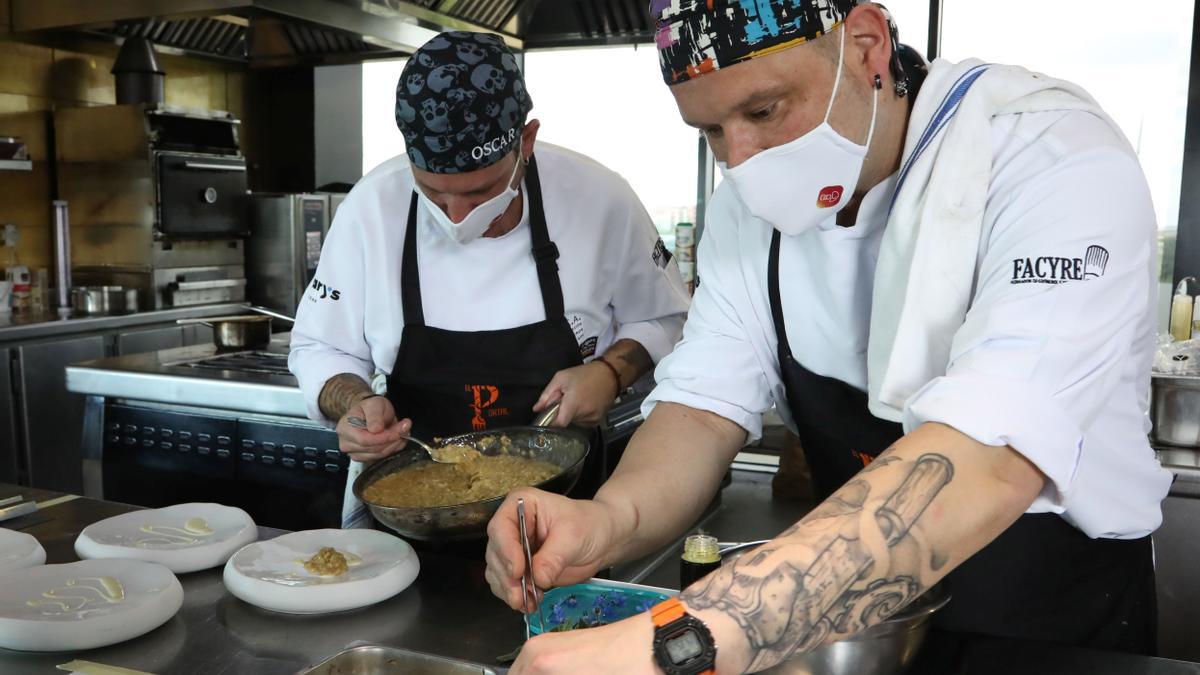 Óscar Viñuales y Ramón Lapuyade durante la preparación de su plato.