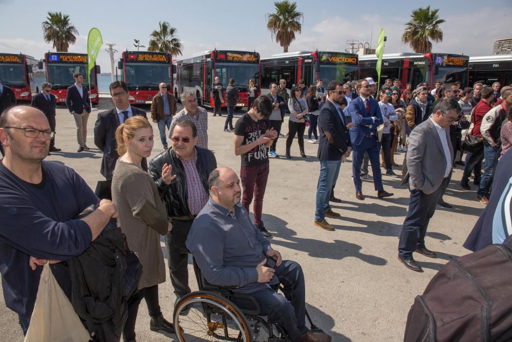 El rapero alicantino presenta ha presentado la nueva flota de vehículos accesibles e interpreta uno de sus temas