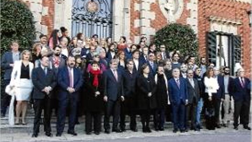 Ada Colau, al centre, amb els premiats al Palauet Albèniz de Barcelona.