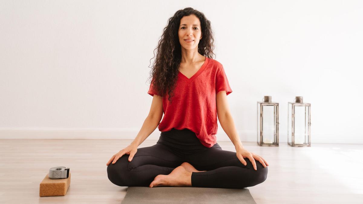 La profesora de yoga Laya Bou se cruza de piernas.