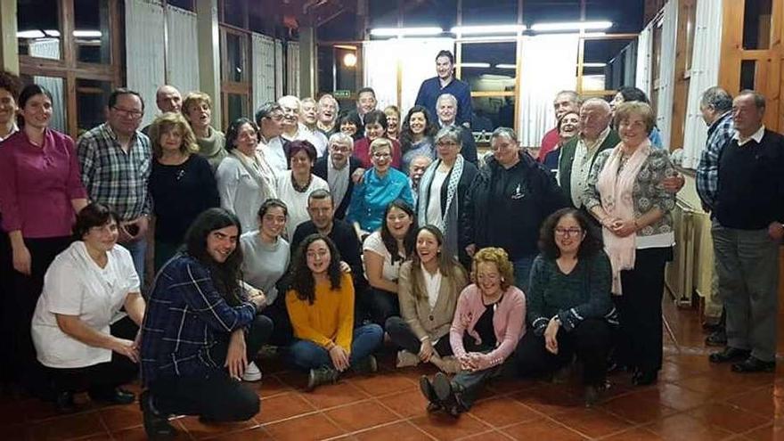 Asistentes al homenaje en La Casona de Mestas.