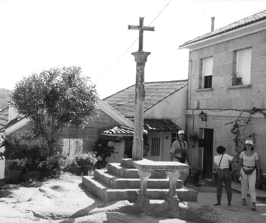 Un paseo histórico entre los hórreos de Combarro