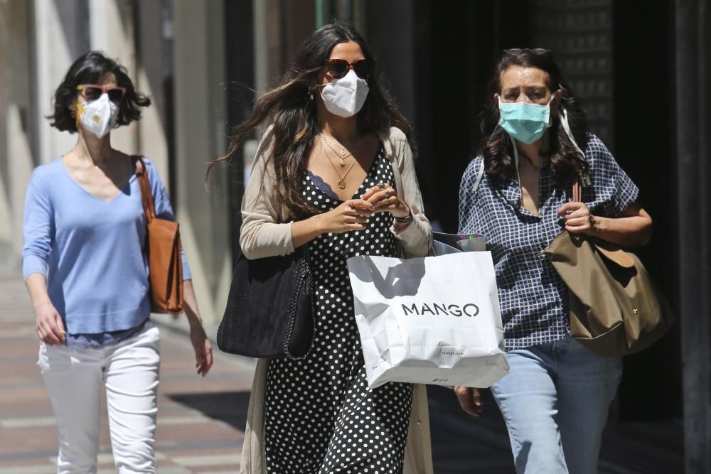 Mascarillas de todos los colores en Asturias en el primer día de uso obligatorio