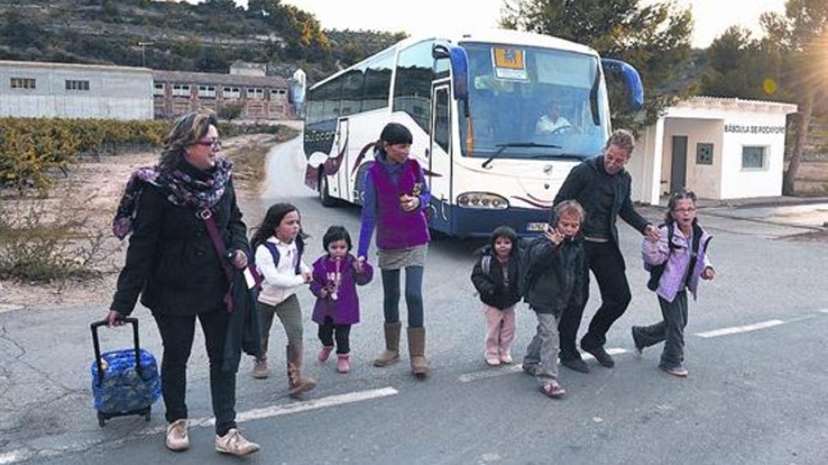 Madres insumisas 8 Dolors, Montse e Inma recogen a sus hijos en Sant Martí de Riucorb, ayer.