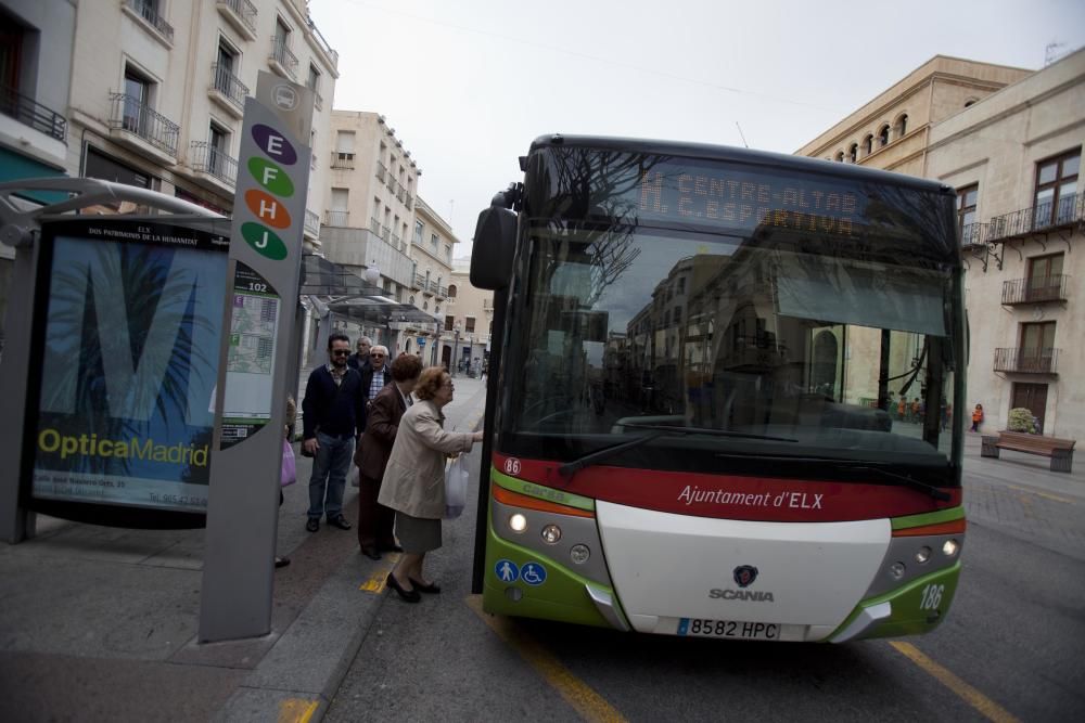 Ciudadanos subiendo al autobús