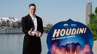 Pablo Puyol lleva a Sevilla el musical de Houdini con más de 20 números de magia y un elefante en escena
