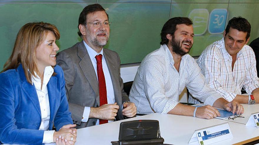 El presidente y la secretaria general del PP, Mariano Rajoy  y María Dolores de Cospedal, junto al presidente y el secretario general de NNGG, Nacho Uriarte  y Ángel González, respectivamente, durante la VI Comisión de presidentes de esa formación.