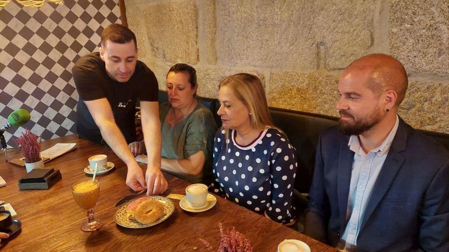 Silva, con Yoya Blanco y Puentes, en el local que ganó el concurso Pontealmorzo 2023. | // FDV