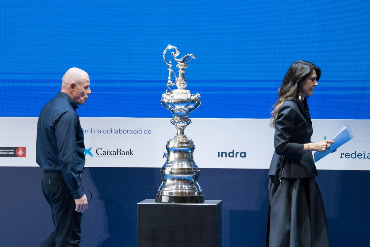 El director ejecutivo de la 37 edición de la Copa América de vela, Grant Dalton, en el escenario de la reunión del Cercle d'Economia junto a la vocal de la entidad Camino Quiroga, y la copa de las 100 guineas, trofeo de la competición.