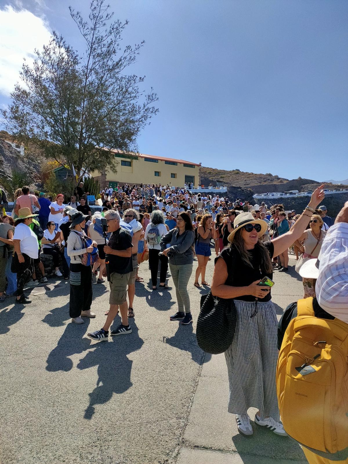 Manifestación en La Aldea de San Nicolás en contra de las jaulas marinas