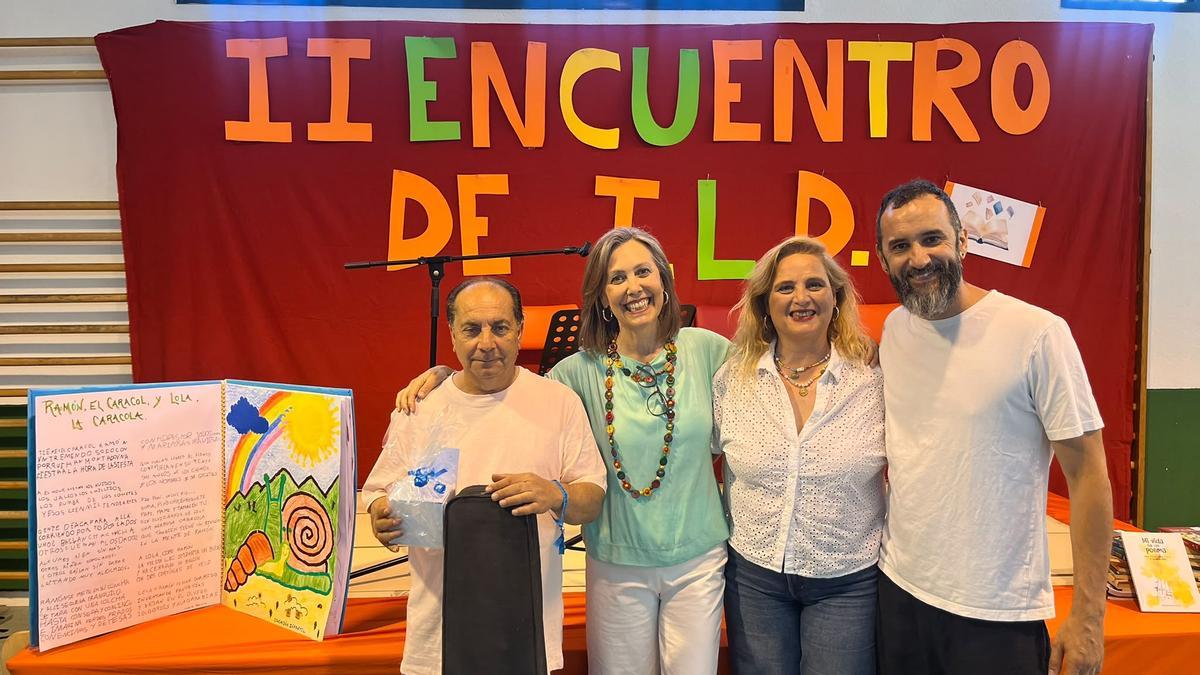 De izquierda a derecha: el guitarrista Nene; la escritora Marta Prieto; la coordinadora del proyecto, Pilar Montero; y el cantante Paquillo 'El Levita' en la clausura del programa de Tertulias Literarias Dialógicas de Badajoz.