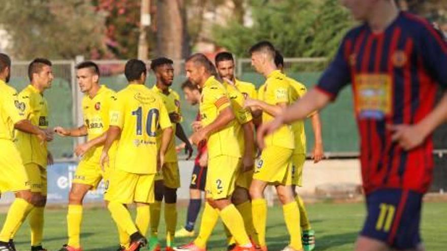 Els jugadors de l&#039;Olot, celebrant un dels tres gols d&#039;ahir a l&#039;Escala.