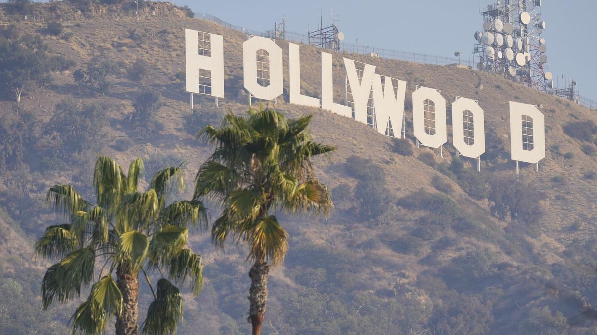 El Hollywood Sign, emblema de la industria, llegó a estar cerca de las llamas que sí alcanzaron una parte de Sunset Boulevard.