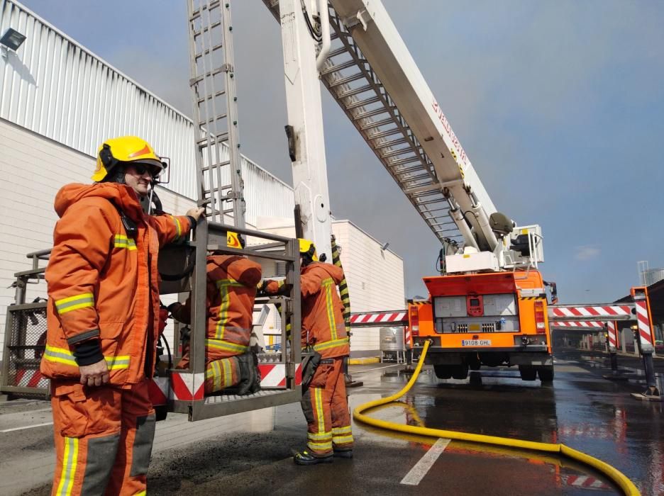 Los bomberos trabajan en la extinción total del fuego declarado en una de las panificadoras que proveen a Mercadona.