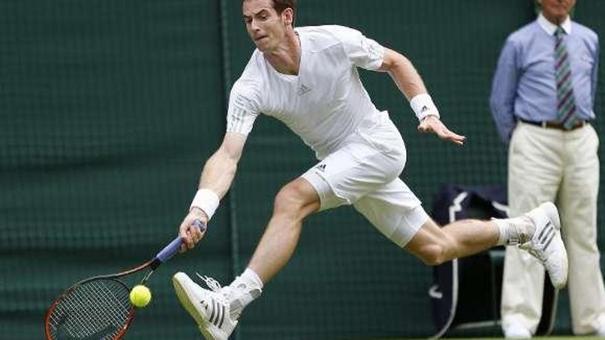 Murray se estira para llegar a un bola en el partido ante Goffin.