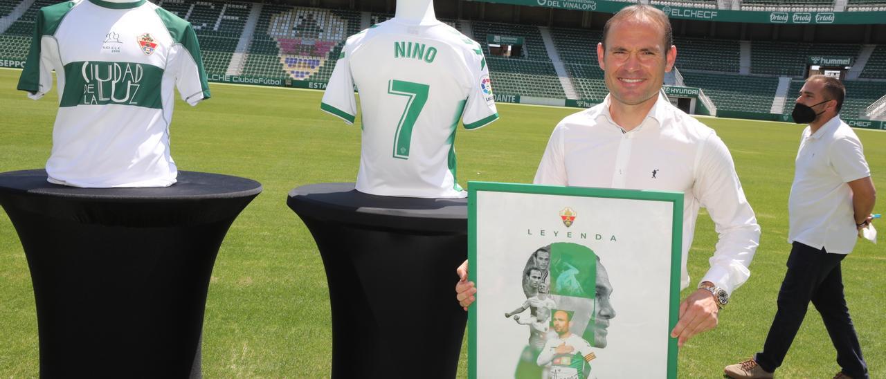 Nino posa para los medios tras la rueda de Prensa de ayer