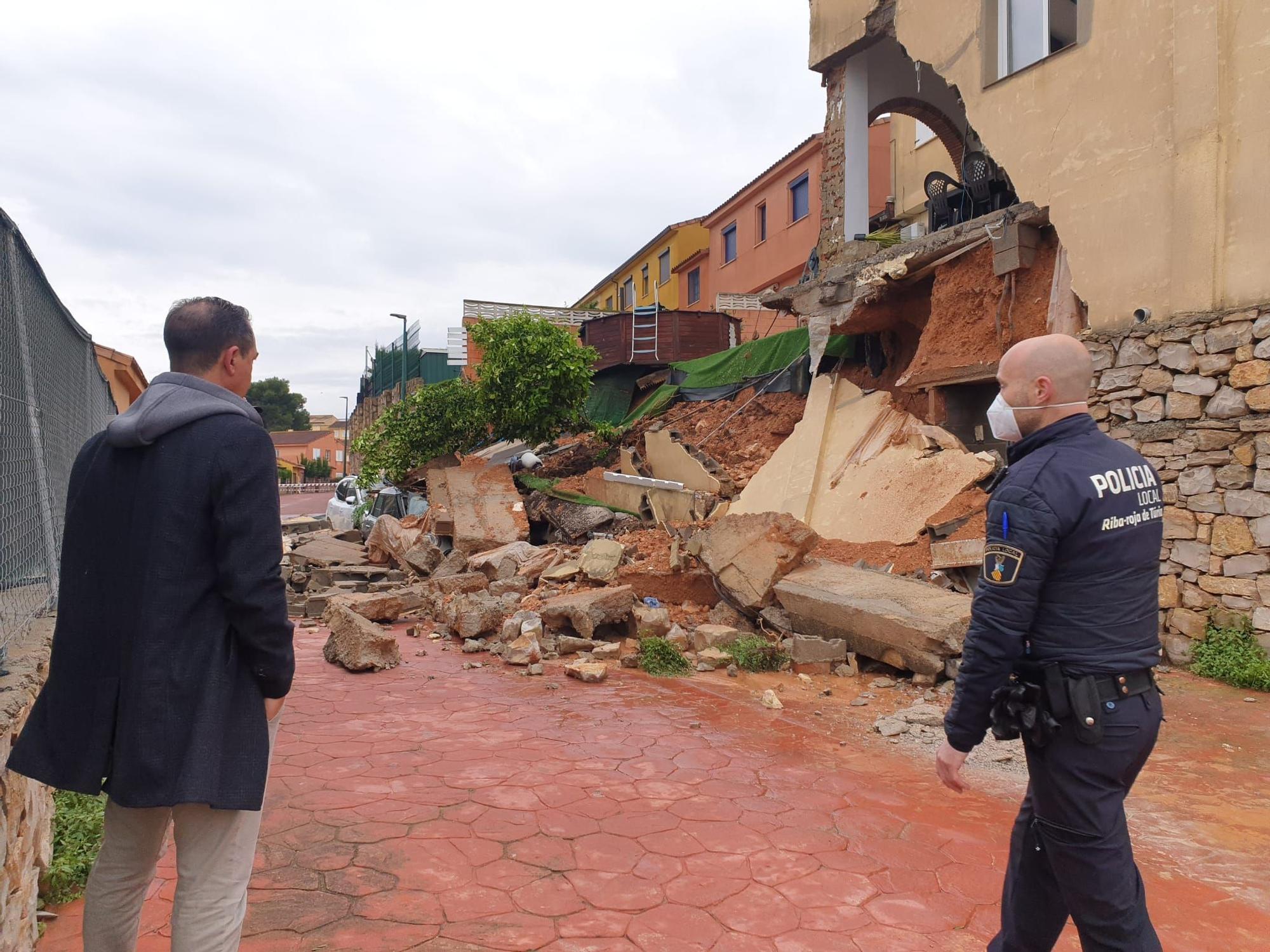 Cae el muro de una casa en la urbanización Masía de Traver de Riba-roja de Túria