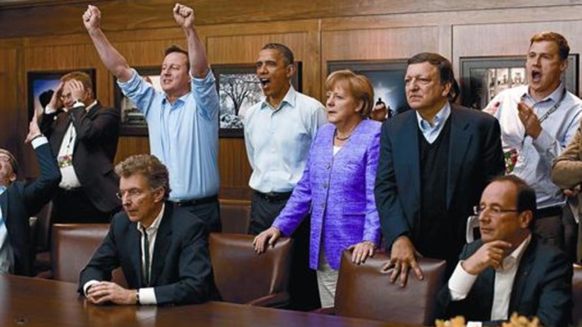 Cameron (brazos en alto) celebra el éxito del Chelsea junto a Obama, Merkel, Durao Barroso y Hollande (sentado), en Camp David.