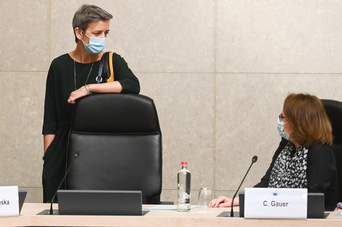 Celine Gauer (derecha), jefa del Grupo de Trabajo de Recuperación y Resiliencia de la UE, habla con Margrethe Vestager, vicepresidenta ejecutiva de la Comisión Europea, el pasado marzo en Bruselas