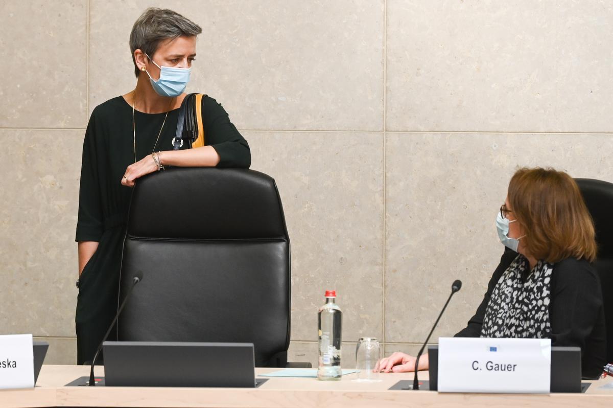 Celine Gauer (derecha), jefa del Grupo de Trabajo de Recuperación y Resiliencia de la UE, habla con Margrethe Vestager, vicepresidenta ejecutiva de la Comisión Europea, el pasado marzo en Bruselas Celine Gauer (derecha), jefa del Grupo de Trabajo de Recuperación y Resiliencia de la UE, habla con Margrethe Vestager, vicepresidenta ejecutiva de la Comisión Europea, el pasado marzo en Bruselas