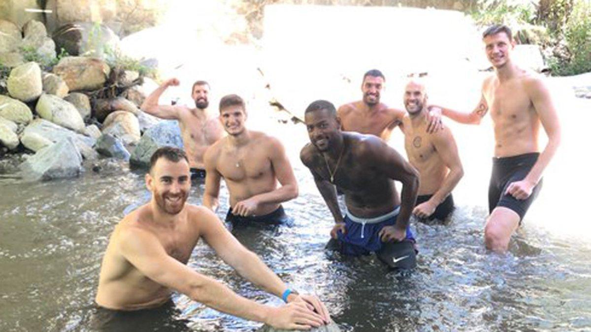 Los jugadores se relajan después de la primera sesión de trabajo en Andorra