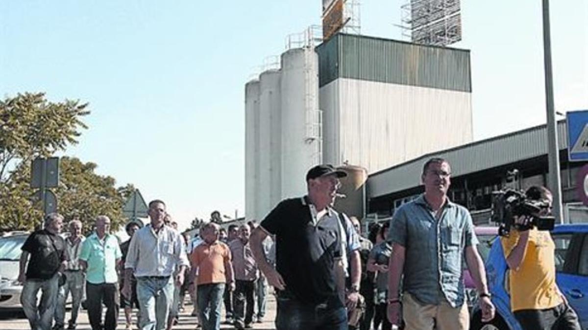 Santa Perpètua 8 Trabajadores de Panrico, ayer en la planta.