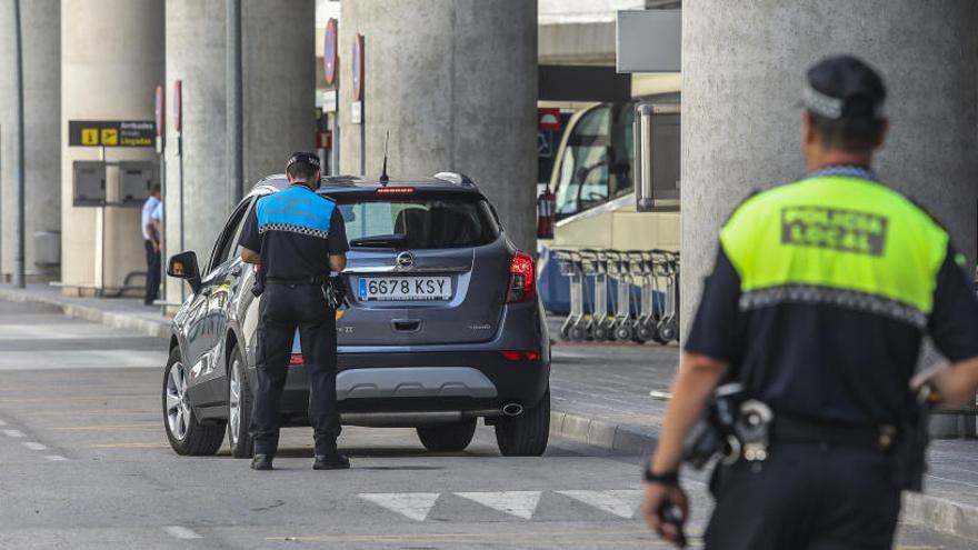 Un agente de la Policía Local de Elche en el Aeropuerto, en una imagen de archivo