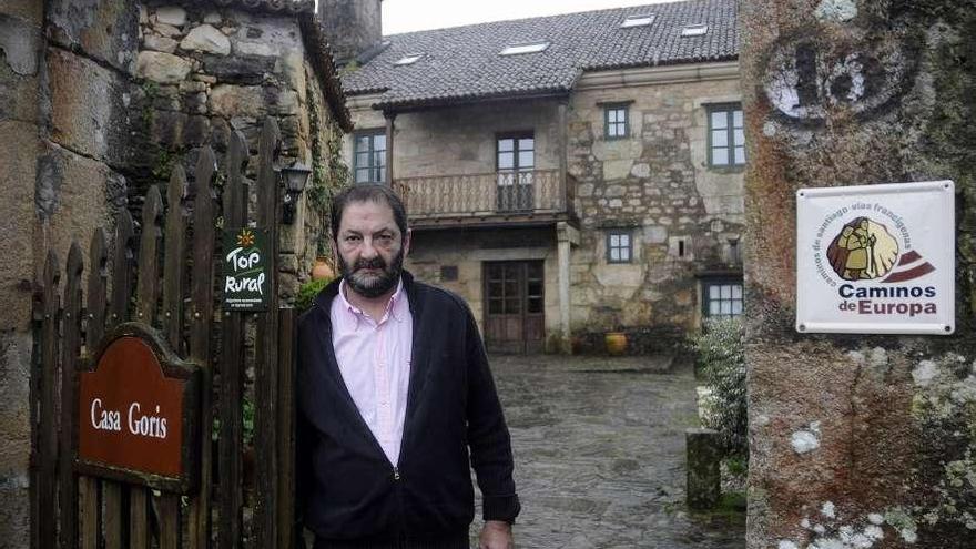 José Antonio Ramos, delante de la entrada de la Casa Goris de Vila de Cruces.  // Bernabé/Javier Lalín