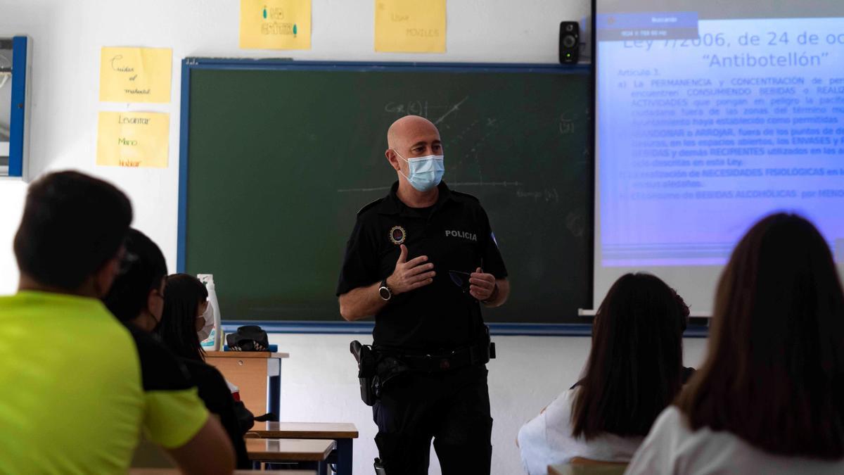 El agente tutor de la Policía Local de Córdoba Jesús Macías da un charla.