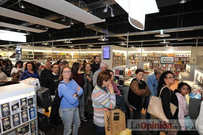 Rozalén, en la firma de discos y libros en FNAC