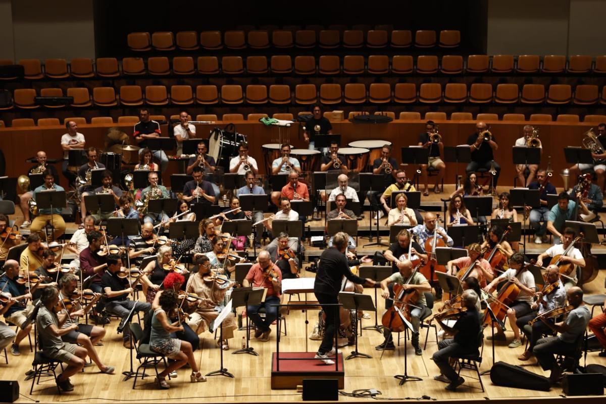 Liebreich dirige a la Orquesta de València en su primer ensayo con público en el Palau.