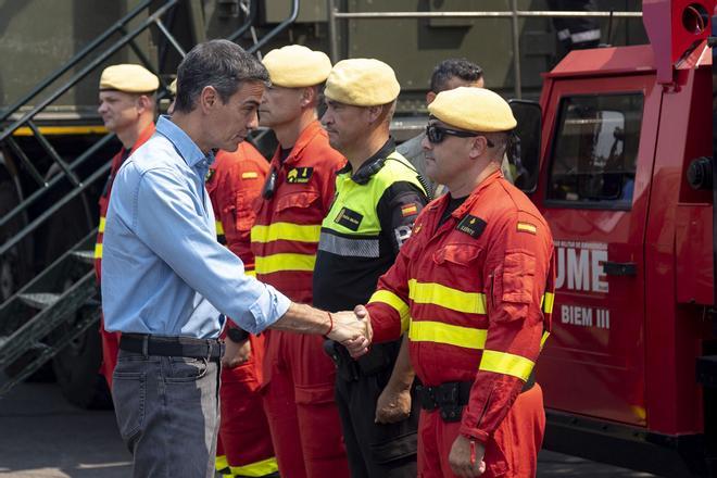 Sánchez celebra la "evolución favorable" de los incendios y la "muy positiva" coordinación del mando de la emergencia