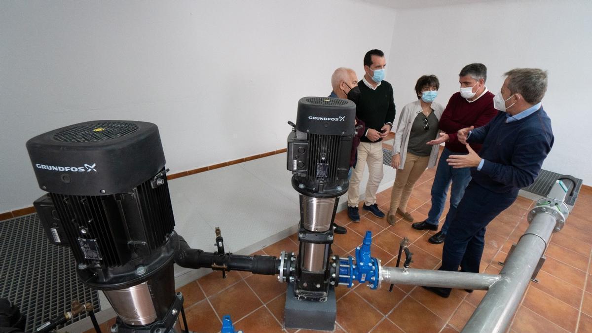 El alcalde de Nerja, José Alberto Armijo, y la alcaldesa pedánea de Maro, Encarnación Moreno, visitan las instalaciones.
