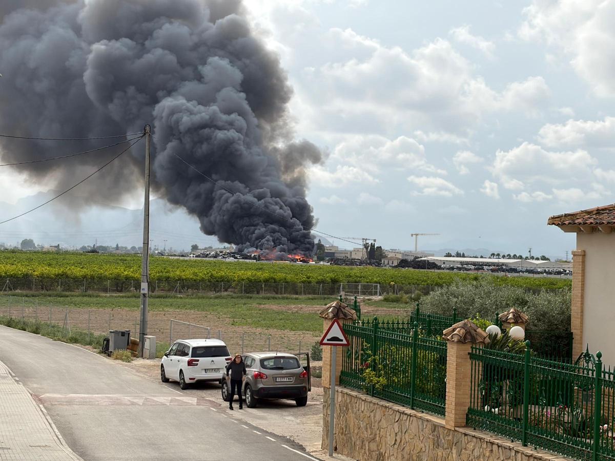 Una gran columna de humo de un incendio en Orihuela alerta a los vecinos Una gran columna de humo de un incendio en Orihuela alerta a los vecinos