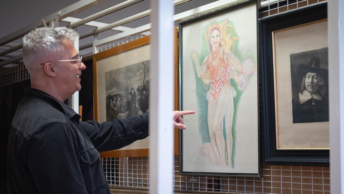 El concejal de Cultura, Santiago Díaz, en uno de los almacenes del museo.