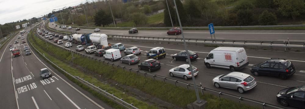 Retenciones kilométricas por las obras en un carril de la "Y"