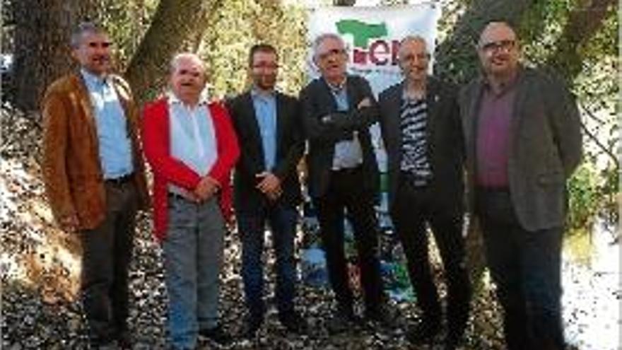 Representants del Consorci del Ter i els dos alcaldes, ahir al matí.