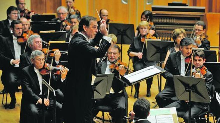 Max Valdés, al frente de la OSPA, durante el concierto de cumpleaños ofrecido ayer en el auditorio de Oviedo.