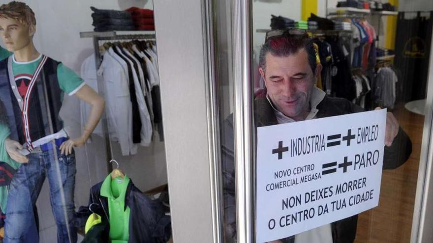 Una tienda de ropa ubicada en el centro de Vilagarcía se suma a la campaña de Zona Aberta colgando el cartel reivindicativo.  // Noé Parga