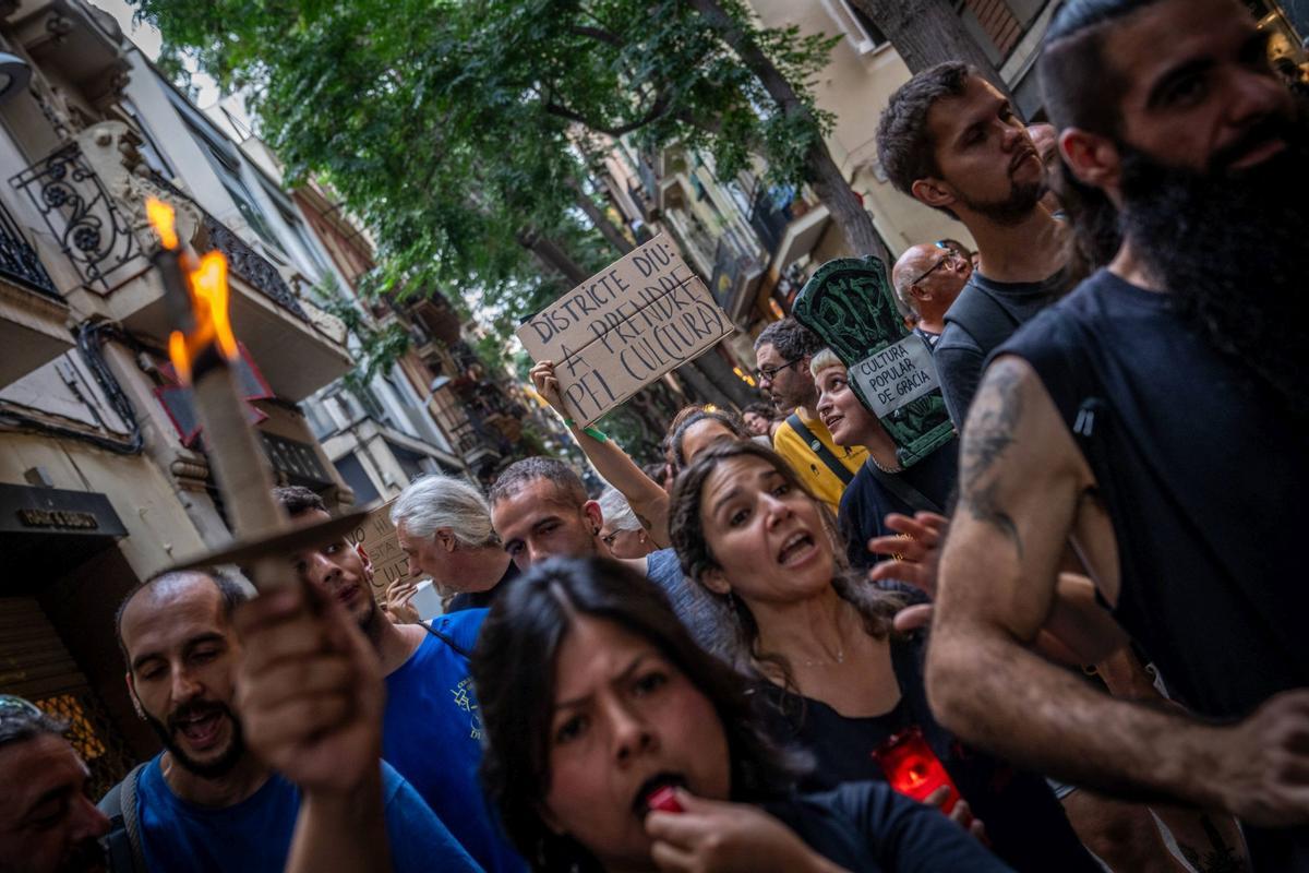 Un funeral por la cultura popular sustituye la masiva cercavila de las fiestas de Gràcia 2024