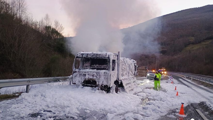 EN IMÁGENES: Así quedó el camión de madera incendiado en la  autopista del Huerna