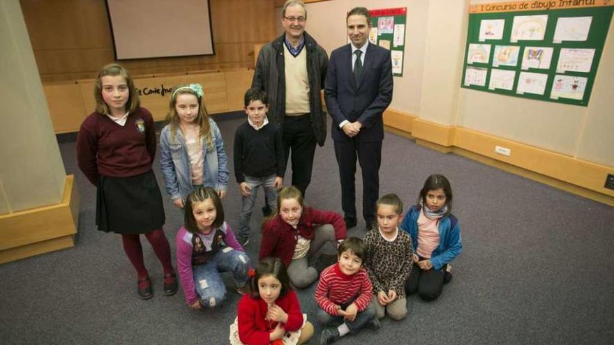 Algunos de los pequeños participantes en el certamen de dibujo, durante la inauguración.