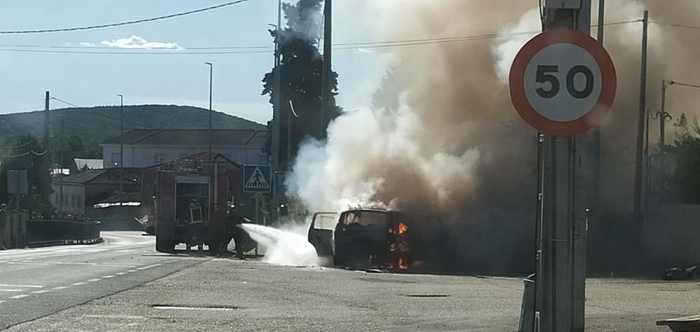 Incendio de un coche y una finca urbana en Mombuey