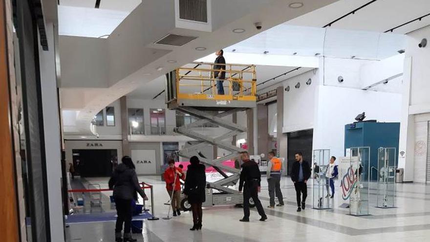 Una gotera obliga a cerrar un local en el centro comercial Ruta de la Plata