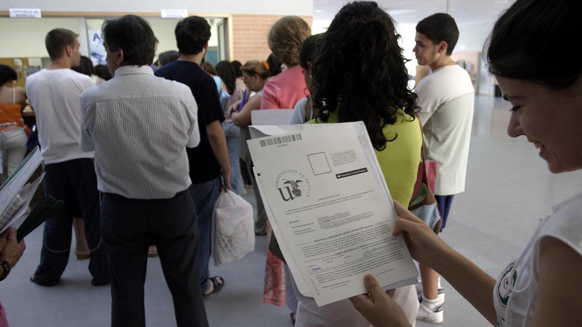 Estudiantes se matriculan en la Universidad de Sevilla. / El Correo