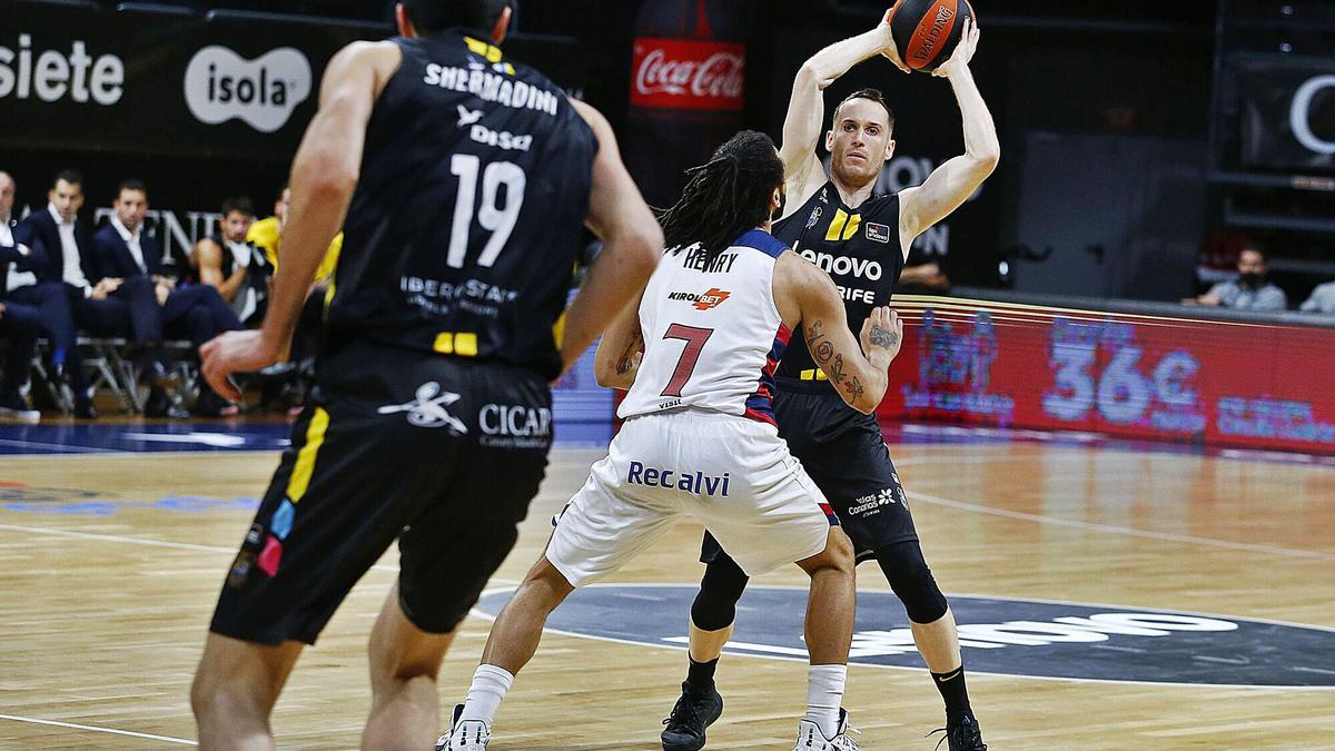 Huertas trata de pasar el balón a Shermadini ante la defensa de Henry.