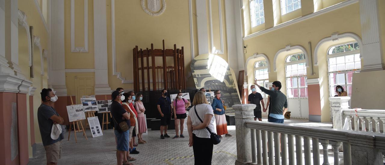 Varios turistas en una visita a la estación de Canfranc, el verano pasado.