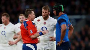 Nigel Owens habla con los capitanes de Inglaterra (Robshaw) y de Francia (Dusatoir)