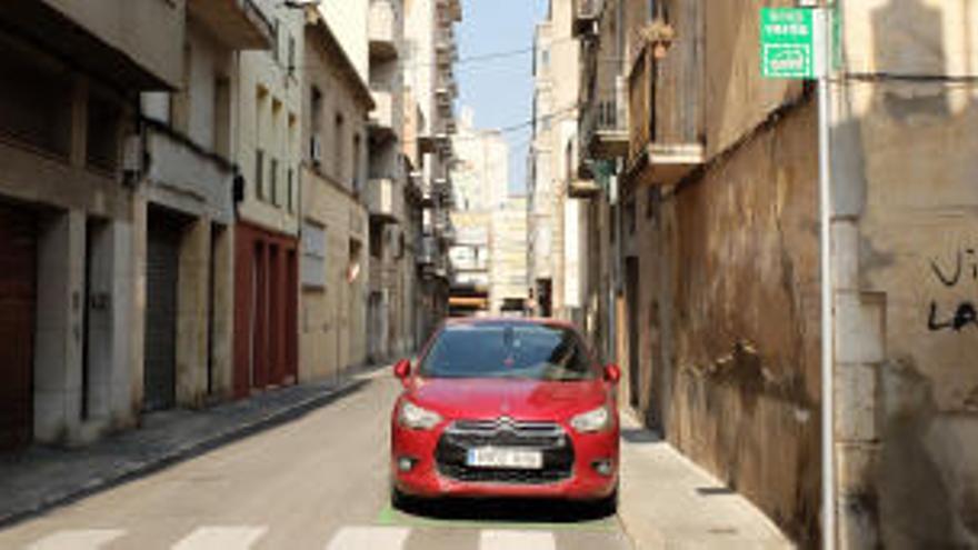 Un dels carrers amb zona verda a Figueres