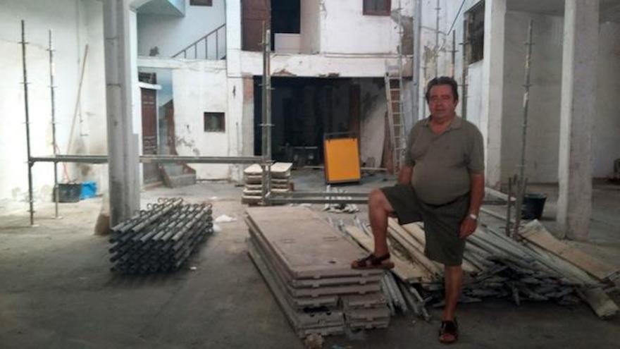 Antonio Meléndez, ayer, en el local donde se montará el comedor.